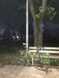 Una classica partenza in penombra, la bici illuminata solo dal lampione....