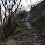 il viottolo prima delle micidiali pietrose rampe, la nebbia è appena superata...