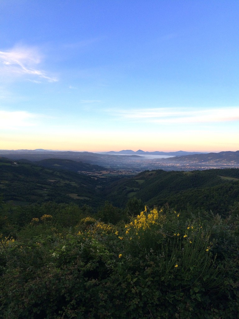 L'Alta Valle del Tevere salendo verso Bocca Trabaria: il sole sta per spuntare!