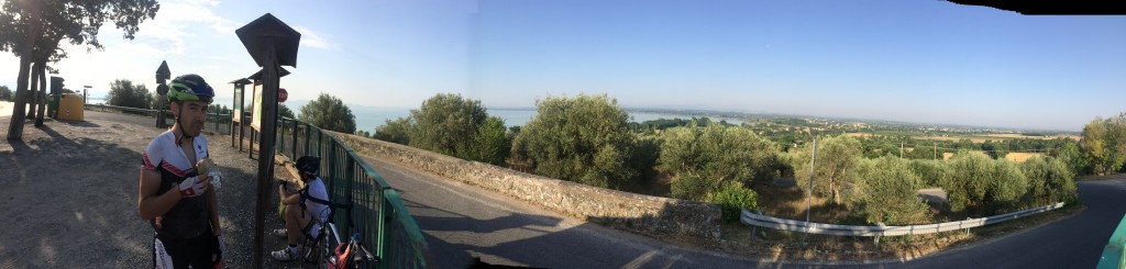 Balcone sul Lago Trasimeno e colazione, prima che monti quel caldo così gustoso......